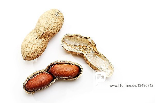 Erdnüsse in einer Schale und Erdnusskerne
