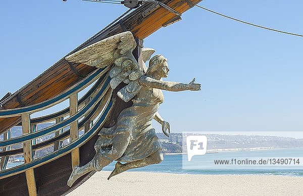Segelschiff mit Engel als Galionsfigur am Strand  Varna  Bulgarien  Europa