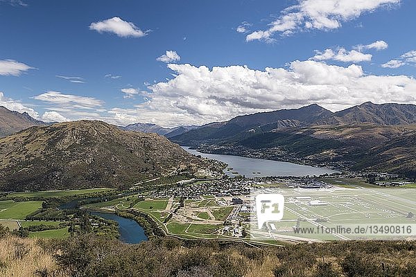 View of Queenstown and Lake Wakatipu  Queenstown  Otago  South Island  New Zealand  Oceania