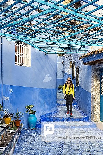 Junge Frau in der Altstadt  Blaue Hauswände  Medina von Chefchaouen  Chaouen  Tanger-Tétouan  Königreich Marokko
