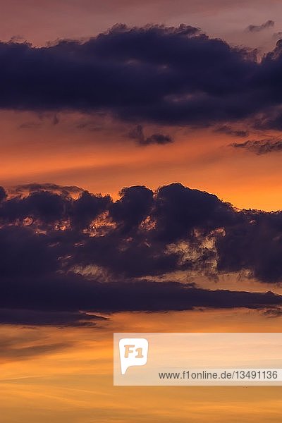 Wolken am roten Abendhimmel nach Sonnenuntergang  Deutschland  Europa