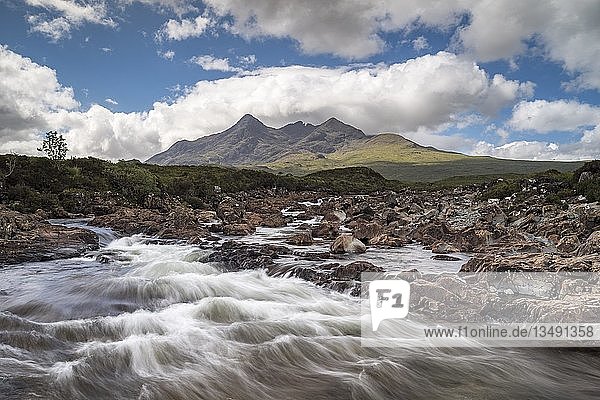 Fluss Sligachan  Cuillin Mountains im Hintergrund  Isle of Skye  Innere Hebriden  Schottland  Vereinigtes Königreich  Europa