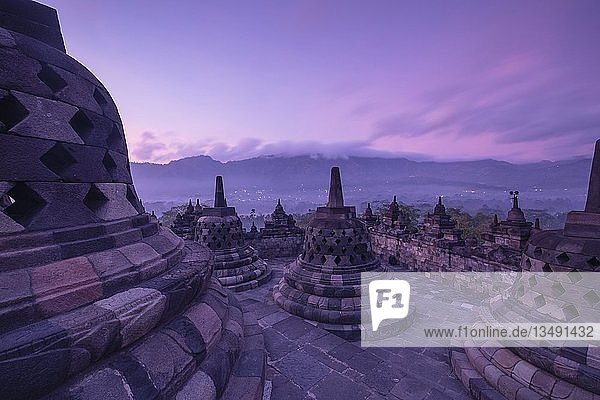 Borobudur-Tempel bei Sonnenaufgang  Stupas  Borobudur  Yogyakarta  Java  Indonesien  Asien