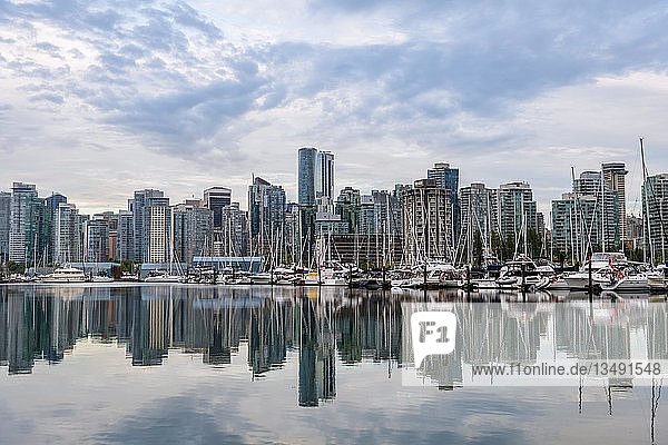 Wolkenkratzer und Segelboote im Yachthafen  Skyline von Vancouver spiegelt sich im Meer  Coal Harbour  Downton Vancouver  British Columbia  Kanada  Nordamerika