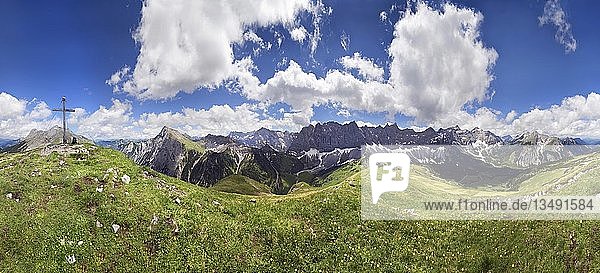 360 Â° Panoramablick vom Mahnkopf auf die Gipfel des Karwendelgebirges  Gipfelkreuz und dramatische Wolkenformation  nahe der FalkenhÃ?tte  Tirol  Ã-sterreich  Europa
