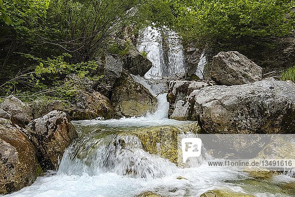 Kleiner Wasserfall  Fluss Kukaj  Valbona-Nationalpark  Albanische Alpen  Prokletije  Qark Kukes  Albanien  Europa