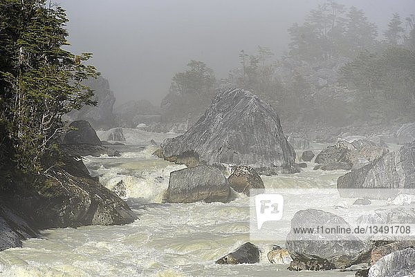 Rio Norte or Rio Exploradores im Nebel bei Puerto Río Tranquilo Carretera Austral Valle Exploradores Laguna San Rafael National Park Patagonien Chile Südamerika