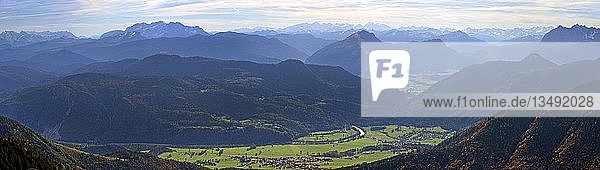 Blick von der Kampenwand ins Tal der Tiroler Achen  dahinter Alpenhauptkamm  Bayern  Oberbayern  Deutschland  Europa