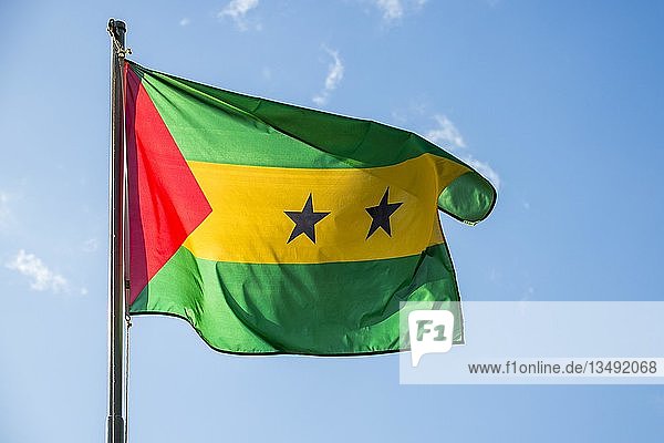 Wehende Flagge von Sao Tome und Principe  Sao Tome und Principe  Afrika