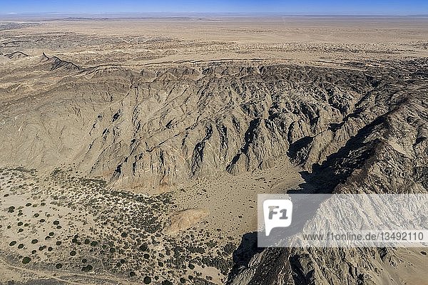 Luftaufnahme  Berge und Steinwüste bei Swakopmund  Erongo-Region  Namibia  Afrika