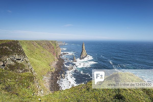 Zerklüftete Küstenlandschaft mit Felsnadel genannt Duncansby Stack an der Küste von Duncansby Head Grafschaft Caithness Schottland Großbritannien Europa