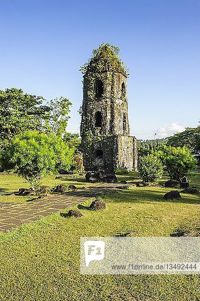 Cagsawa Ruinen vor dem Vulkan Mayon Legazpi südliches Luzon Philippinen Asien