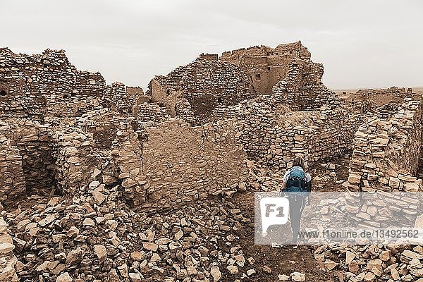 Tourist erkundet eine verfallene Stadt  Ruinen  Ksar Meski  Errachidia  Marokko  Afrika