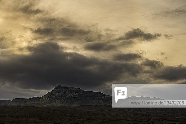 Quiraing-Massiv mit dramatischen Wolken  Portree  Isle of Sky  Schottland  Vereinigtes Königreich  Europa