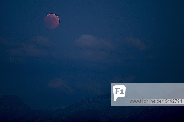 Blutmond  totale Mondfinsternis über Bergkette  Immensee  Schweiz  Europa