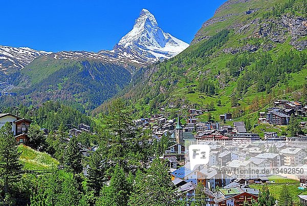 Blick auf das Dorf mit Matterhorn 4478m  Zermatt  Mattertal  Wallis  Schweiz  Europa