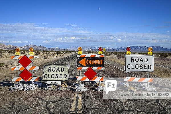 Umleitung  Straße gesperrt  Straßensperre mit Umleitung  Straßenschild  Historic Route 66  Ludlow  Kalifornien  USA  Nordamerika