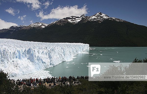 Viewing platform  Perito Moreno Glacier  Los Glaciares National Park  Patagonia  Argentina  South America