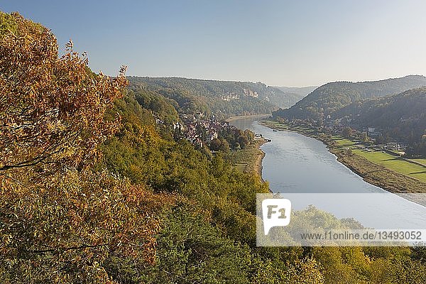 Blick von der Wilke über die Stadt Wehlen ins Elbtal und zur Bastei  Elbsandsteingebirge  Nationalpark Sächsische Schweiz  Sachsen  Deutschland  Europa