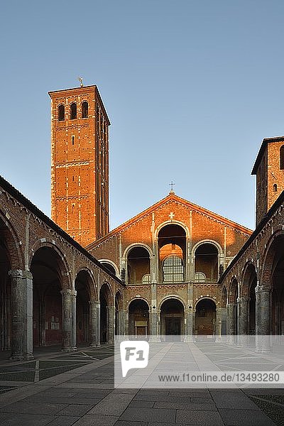 Innenhof  Frühchristliche Kirche  Basilika Sant'Ambrogio  Mailand  Lombardei  Italien  Europa