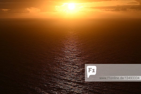 Roter Sonnenuntergang über dem Meer  Atlantik  Teneriffa  Kanarische Inseln  Spanien  Europa