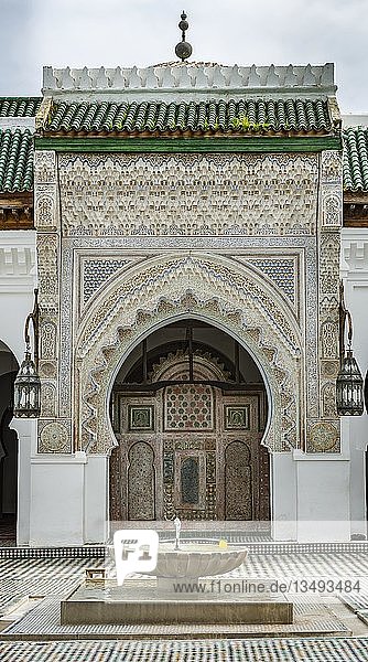 Tor und Brunnen  Universität von al-Qarawiyyin  arabische Ornamentik  Fes  Marokko  Afrika