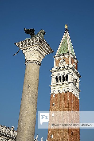 GeflÃ¼gelter LÃ¶we auf GranitsÃ¤ule mit Kirchturm von Basilica di San Marco  Campanile di San Marco  Markusplatz  Venedig  Venetien  Italien  Europa