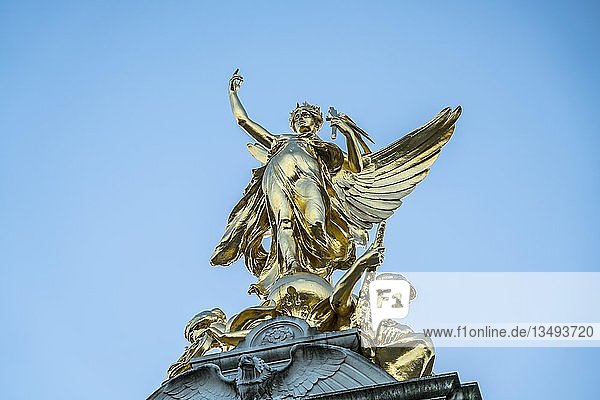 Goldene Siegesgöttin am Queen Victoria Memorial vor dem Buckingham Palace  London  Großbritannien