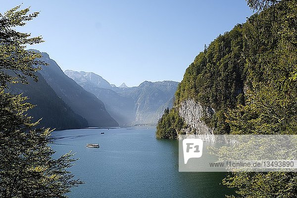 Ausflugsschiff auf dem Königssee vor Echowand Berchtesgadener Alpen Nationalpark Berchtesgaden Schönau am Königssee Oberbayern Bayern Deutschland Europa