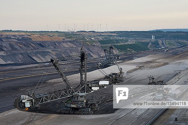 Zwei Schaufelradbagger im Tagebau Grevenbroich Nordrhein-Westfalen Deutschland Europa