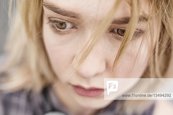 Junge blonde Frau  Teenager  Porträt  Nordrhein-Westfalen  Deutschland  Europa