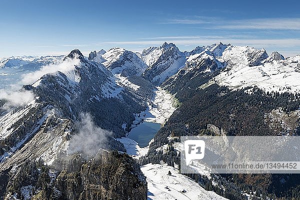 Die schneebedeckten Appenzeller Alpen und der Sämtisersee  Kanton Appenzell Innerrhoden  Schweiz  Europa