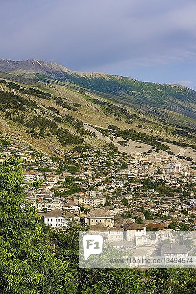 Stadtbild und Berge Mali i Gjerë  Gjirokastra  Gjirokastër  Albanien  Europa