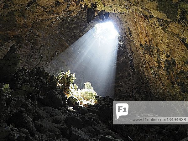 Lichteinfall in der Höhle Grotte di Castellana  Castellana Grotte  Provinz Bari  Apulien  Italien  Europa