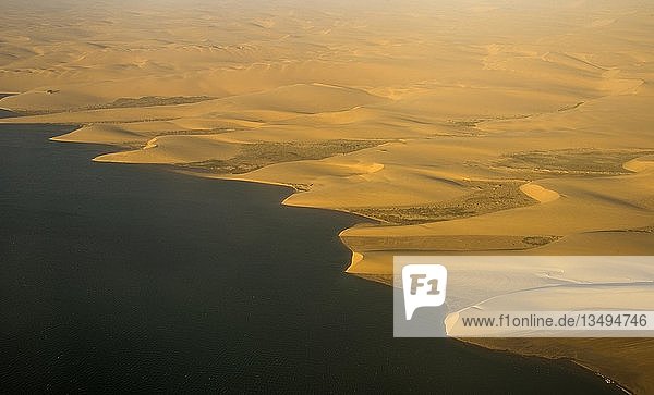 Luftaufnahme der Küste mit den Sanddünen der ans Meer grenzenden Namib-Wüste Namibia Afrika