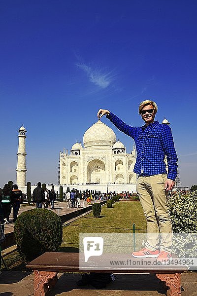 Europäischer Tourist vor dem Taj Mahal  Agra  Uttar Pradesh  Indien  Asien