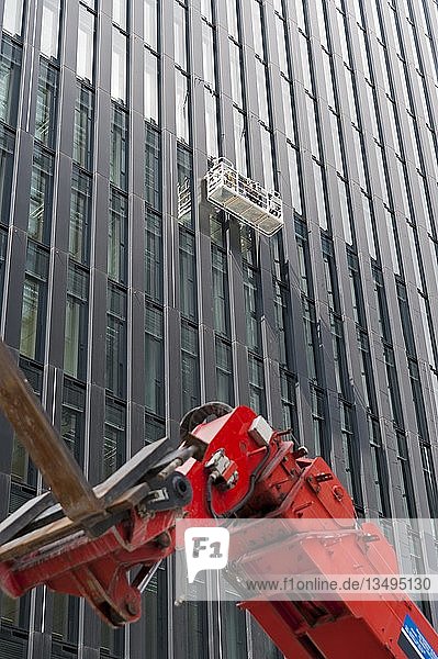Fensterputzer an der Fassade eines Hochhauses
