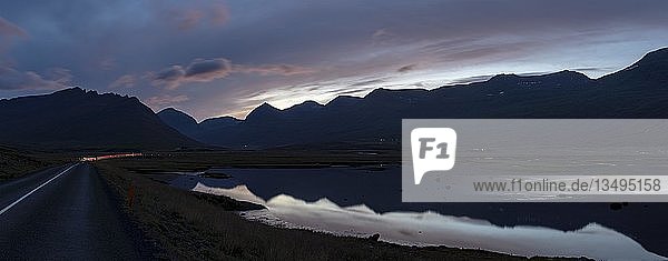 Berglandschaft in Abendstimmung  FÃ¡skrÃºÃ°sfjÃ¶rÃ°ur  Ostfjord  Island  Europa