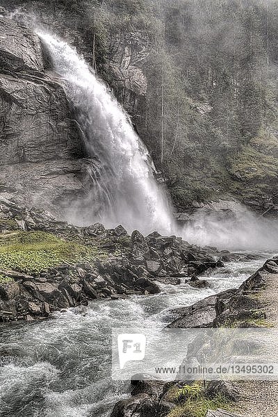 Krimmer Wasserfälle  Krimmer Ache ergießt sich aus der Salzach  Nationalpark Hohe Tauern  Salzburger Land  Österreich  Europa