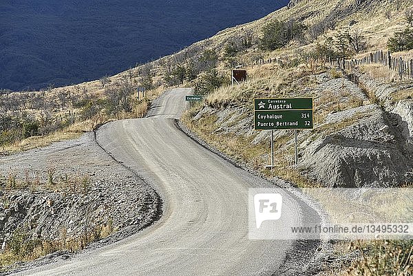 Abschnitt der Carretera Austral mit Kurven  Ruta CH7  Panamericana Highway  zwischen Cochrane  Puerto Guadal und Rio Tranquillo  Region de Aysen  Patagonien  Chile  Südamerika