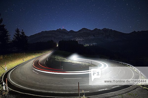 Passstraße mit Autos zur Schwägalp mit Sterne und Milchstraße Lichtspuren Schwägalp Urnäsch Appenzell Ausserrhoden Schweiz Europa
