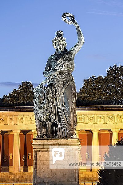 Bronzestatue Bavaria vor der Ruhmeshalle  Abenddämmerung  Theresienwiese  München  Deutschland  Europa