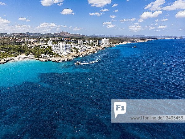 Drohnenaufnahme  Felsenküste mit Hotels  Cala Tropicana und Cala Domingos  Region Porto Colom  Mallorca  Balearische Inseln  Spanien  Europa
