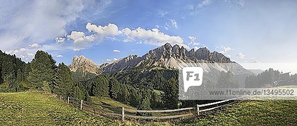 Panoramablick vom Würzjoch mit den Aferer Geisler Bergen und dem Peitlerkofel im Hintergrund  Villnösstal  Provinz Bozen  Italien  Europa