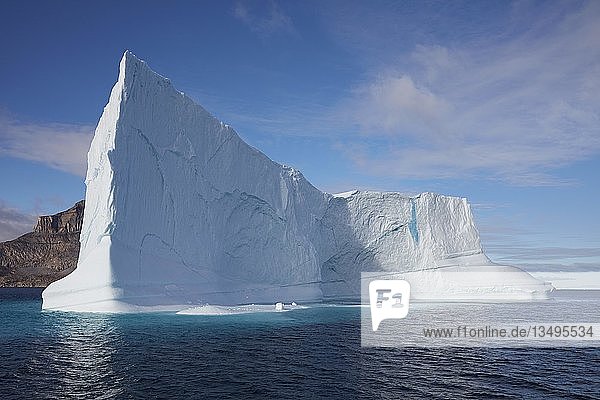 Großer Eisberg mit Tor vor Uummannaq  Grönland  Nordamerika
