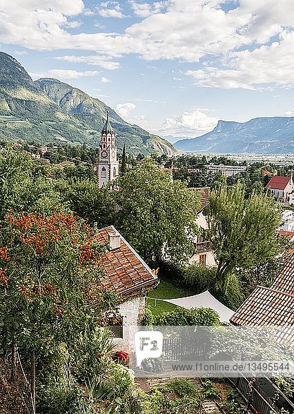 Blick über Gärten Sankt Nikolaus Stadtpfarrkirche Parrocchia San Nicolò Stadtansicht Altstadt Meran Trentino Südtirol Italien Europa