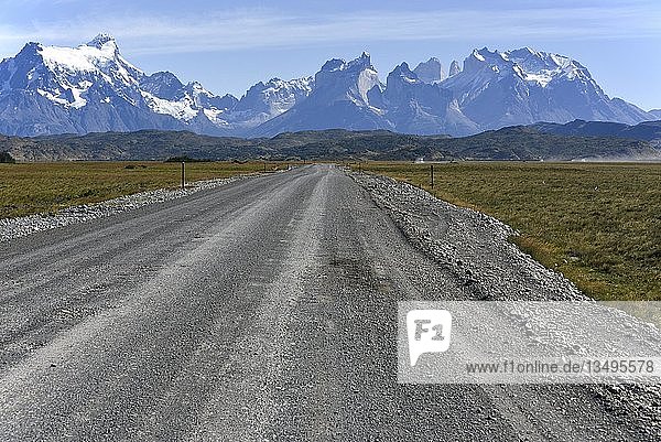 Unbefestigte Straße durch den Nationalpark Torres del Paine Patagonien Chile Südamerika