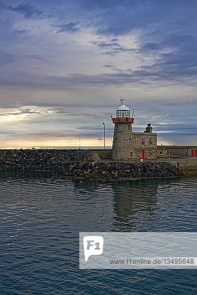 Leuchtturm im Hafen von Howth  Dublin  Provinz Leinster  Irland  Europa