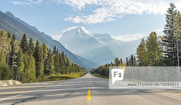 Highway  schneebedeckte Berge im Hintergrund  Mt. Robson  Yellowhead Highway 16  British Columbia  Kanada  Nordamerika