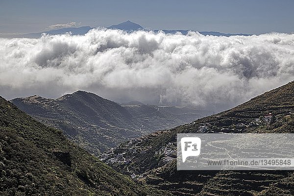 Blick in den Barranco Hondo de Abajo  auf Juncalillo  Passatwolken und die Insel Teneriffa mit dem Vulkan Teide  Gran Canaria  Kanarische Inseln  Spanien  Europa